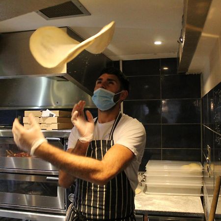 Hotel The Pembroke Arms Wilton  Esterno foto