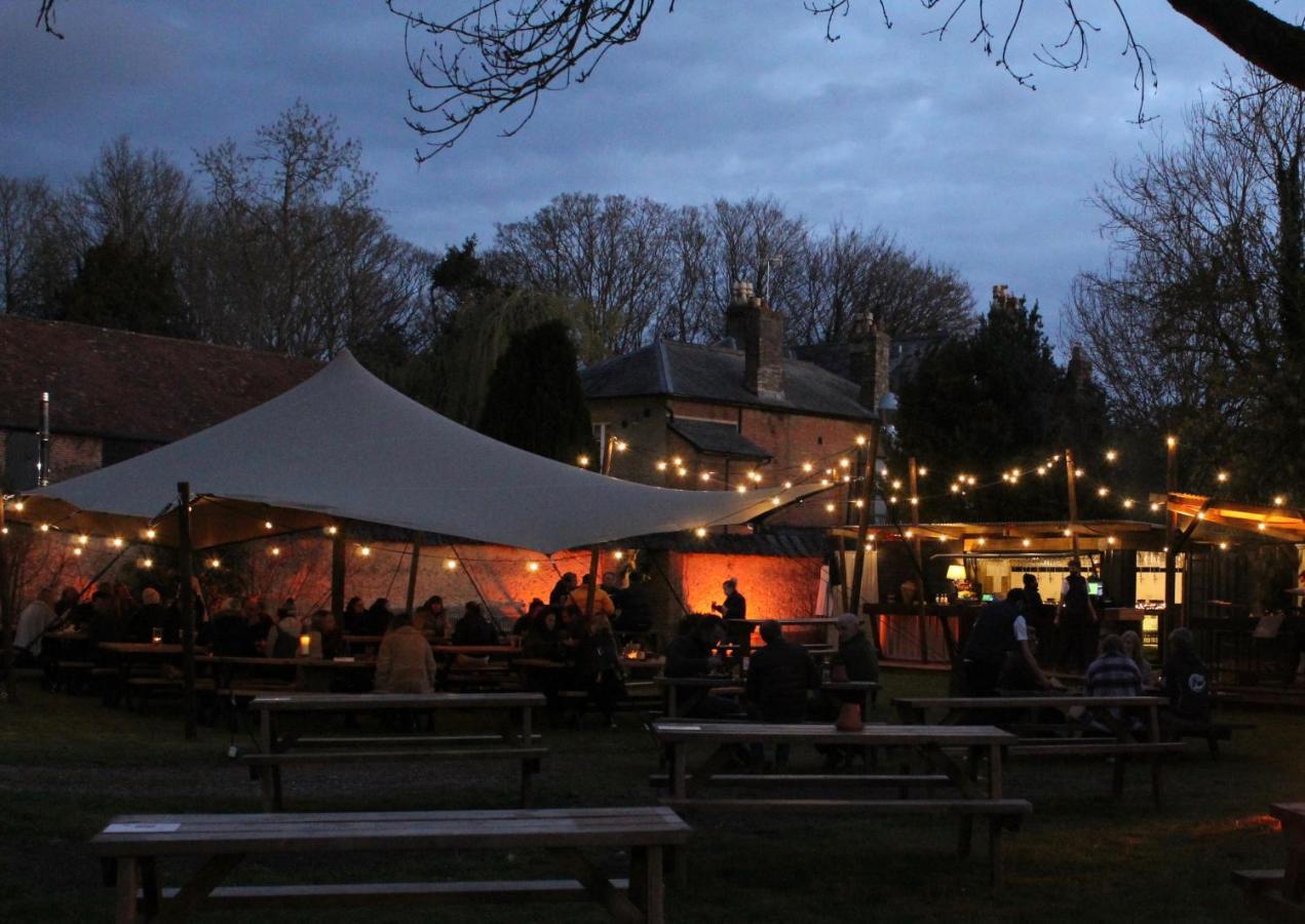 Hotel The Pembroke Arms Wilton  Esterno foto
