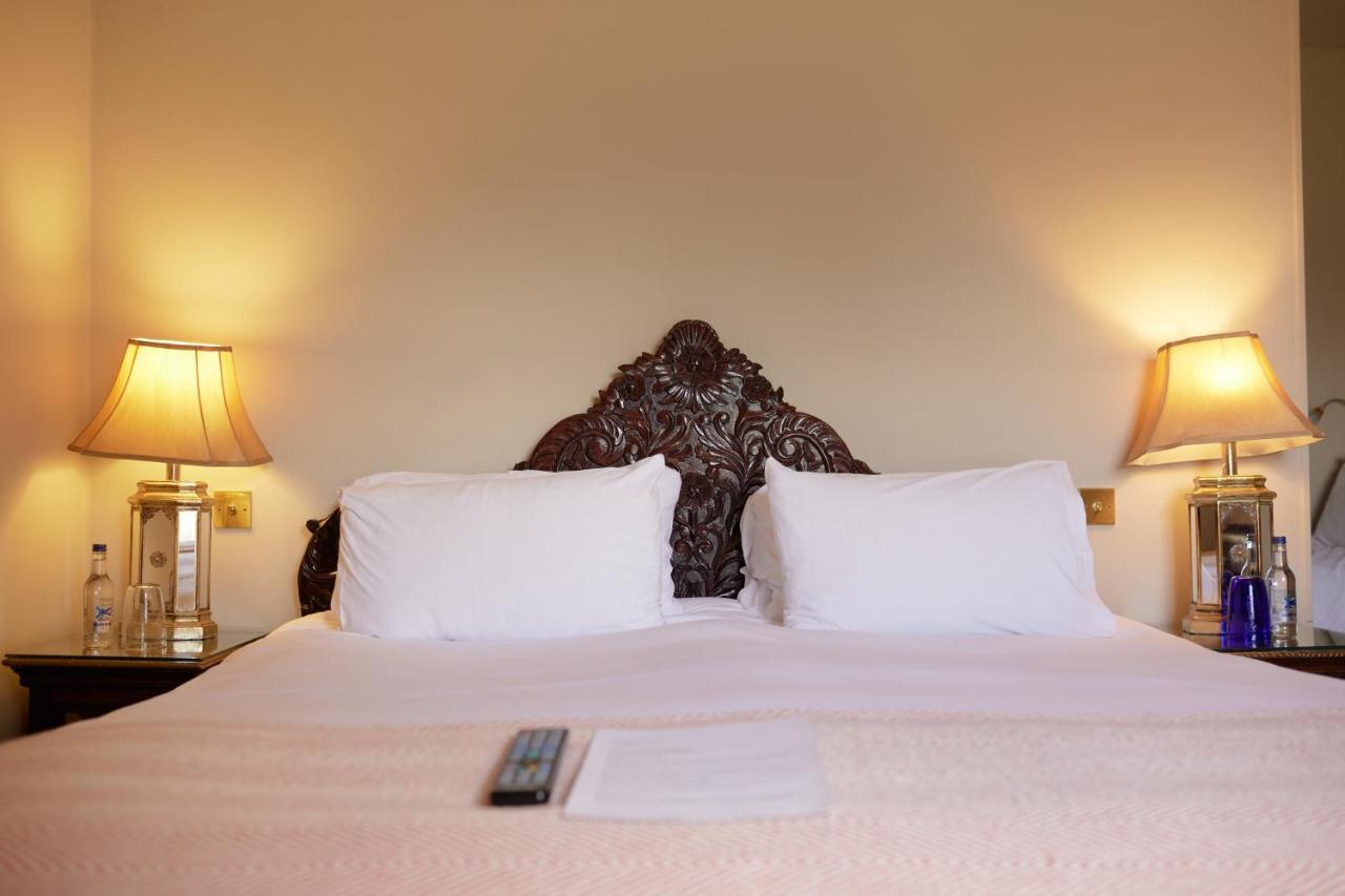 Hotel The Pembroke Arms Wilton  Esterno foto