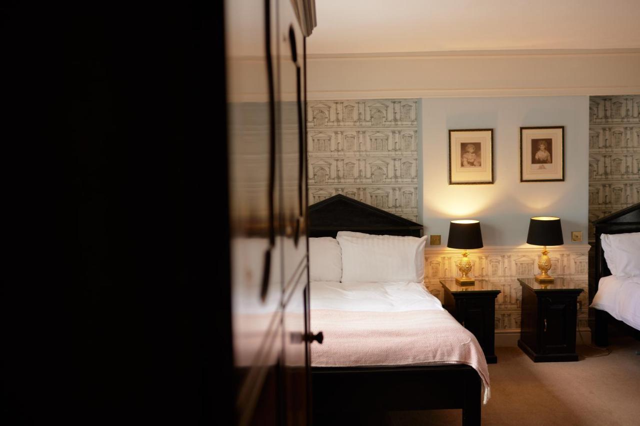 Hotel The Pembroke Arms Wilton  Esterno foto
