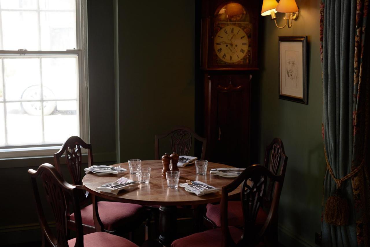 Hotel The Pembroke Arms Wilton  Esterno foto