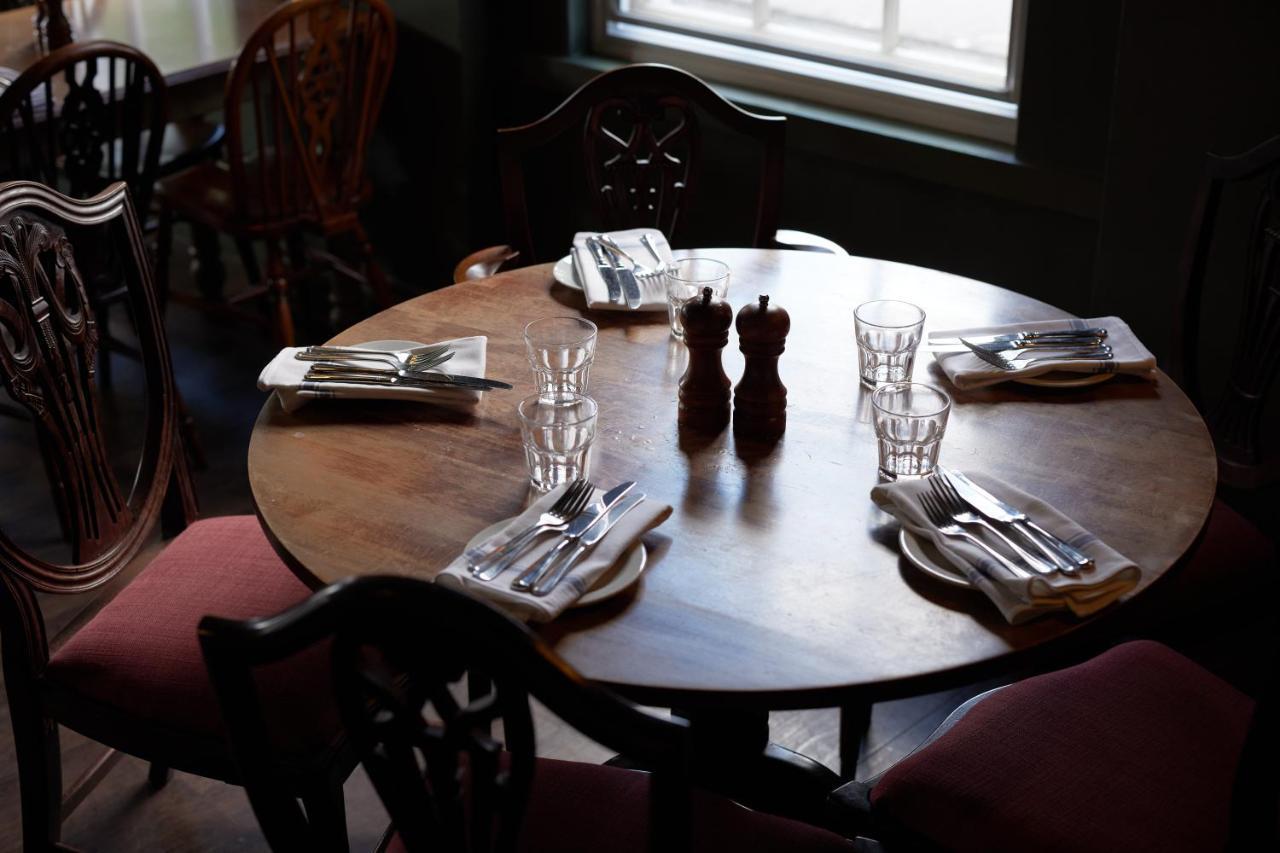 Hotel The Pembroke Arms Wilton  Esterno foto
