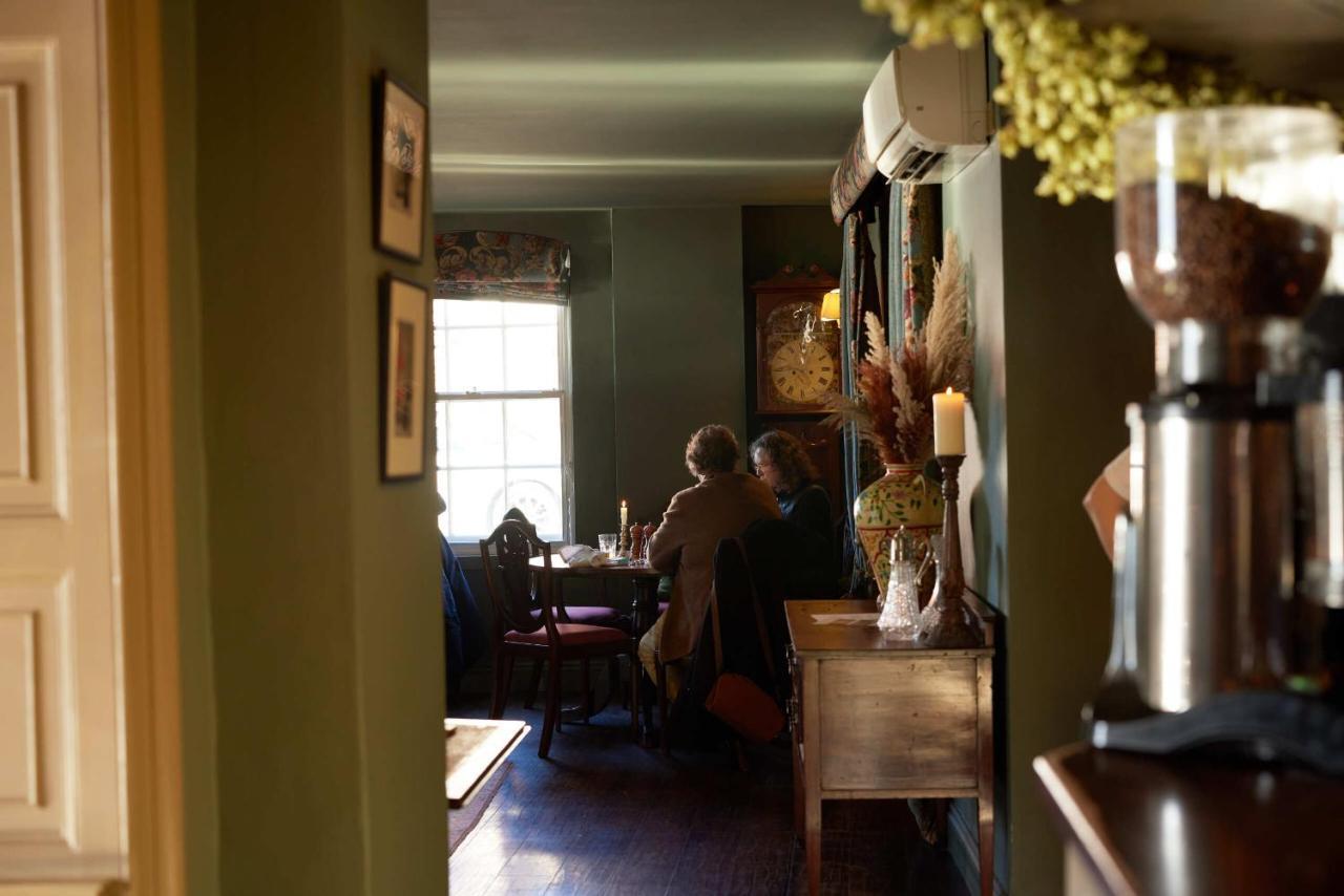 Hotel The Pembroke Arms Wilton  Esterno foto